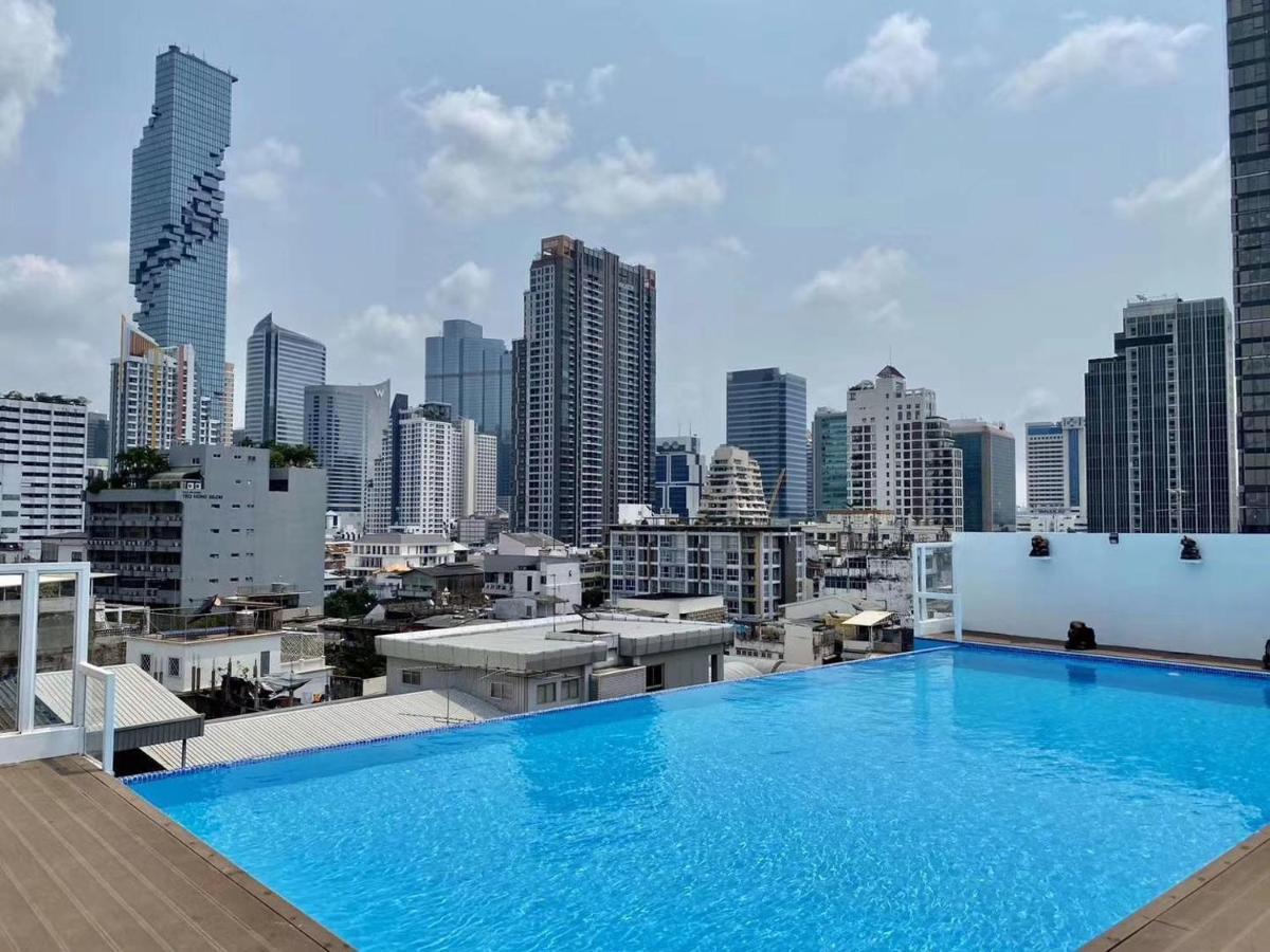 Sapphire Hotel Silom Bangkok Ngoại thất bức ảnh View of the city from the rooftop pool