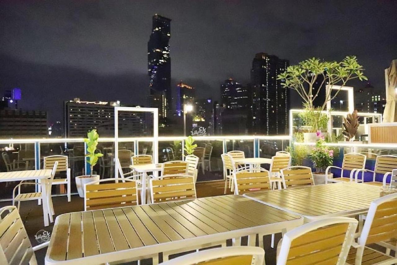 Sapphire Hotel Silom Bangkok Ngoại thất bức ảnh Rooftop bar at the hotel