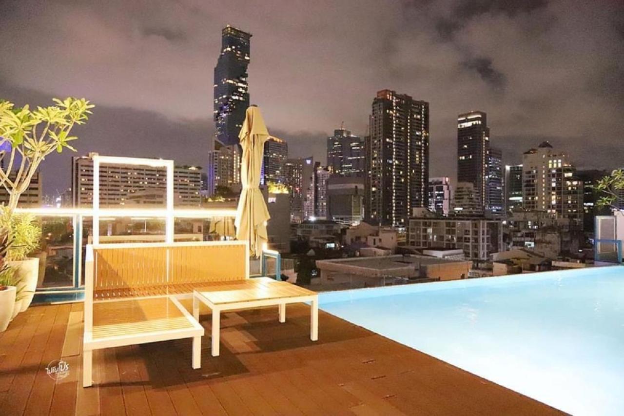 Sapphire Hotel Silom Bangkok Ngoại thất bức ảnh The rooftop pool at the hotel