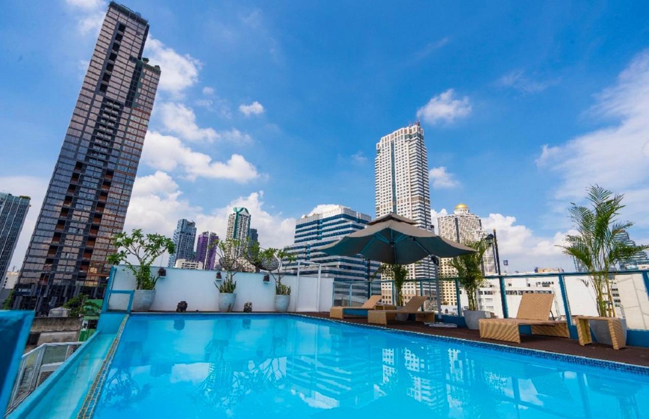 Sapphire Hotel Silom Bangkok Ngoại thất bức ảnh The pool at the rooftop of the hotel