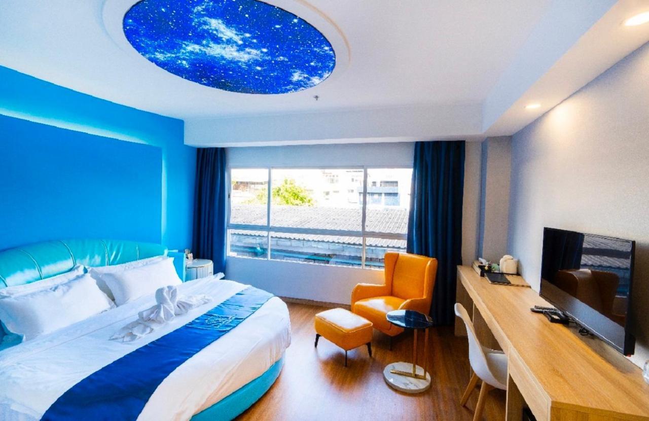 Sapphire Hotel Silom Bangkok Ngoại thất bức ảnh A room at the hotel