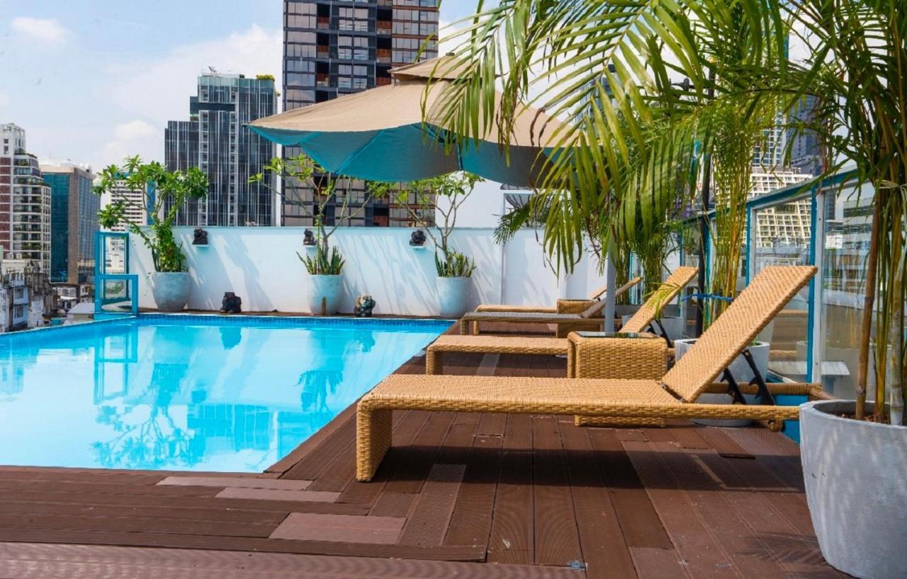Sapphire Hotel Silom Bangkok Ngoại thất bức ảnh Rooftop pool at the hotel