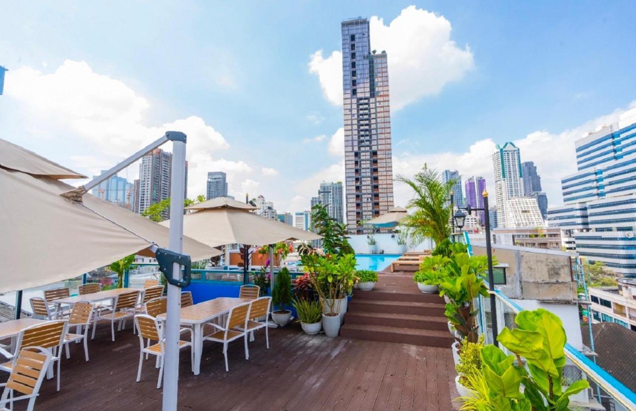 Sapphire Hotel Silom Bangkok Ngoại thất bức ảnh Rooftop pool at the hotel