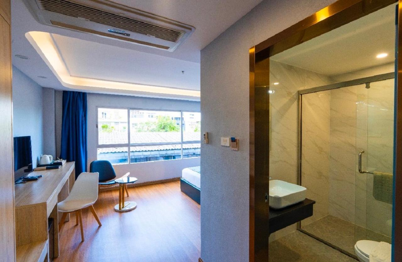Sapphire Hotel Silom Bangkok Ngoại thất bức ảnh A room at the hotel