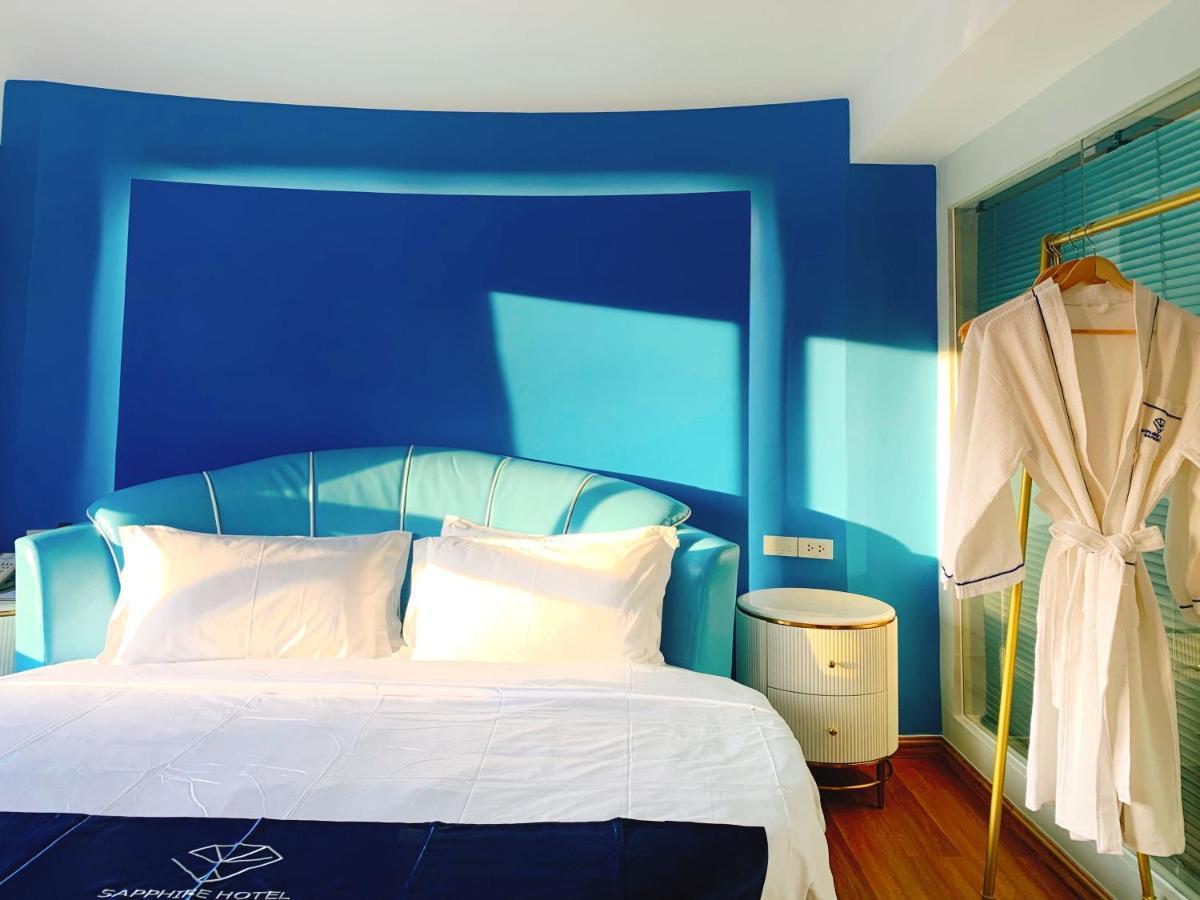 Sapphire Hotel Silom Bangkok Ngoại thất bức ảnh A bathrobe hanging on a hanger