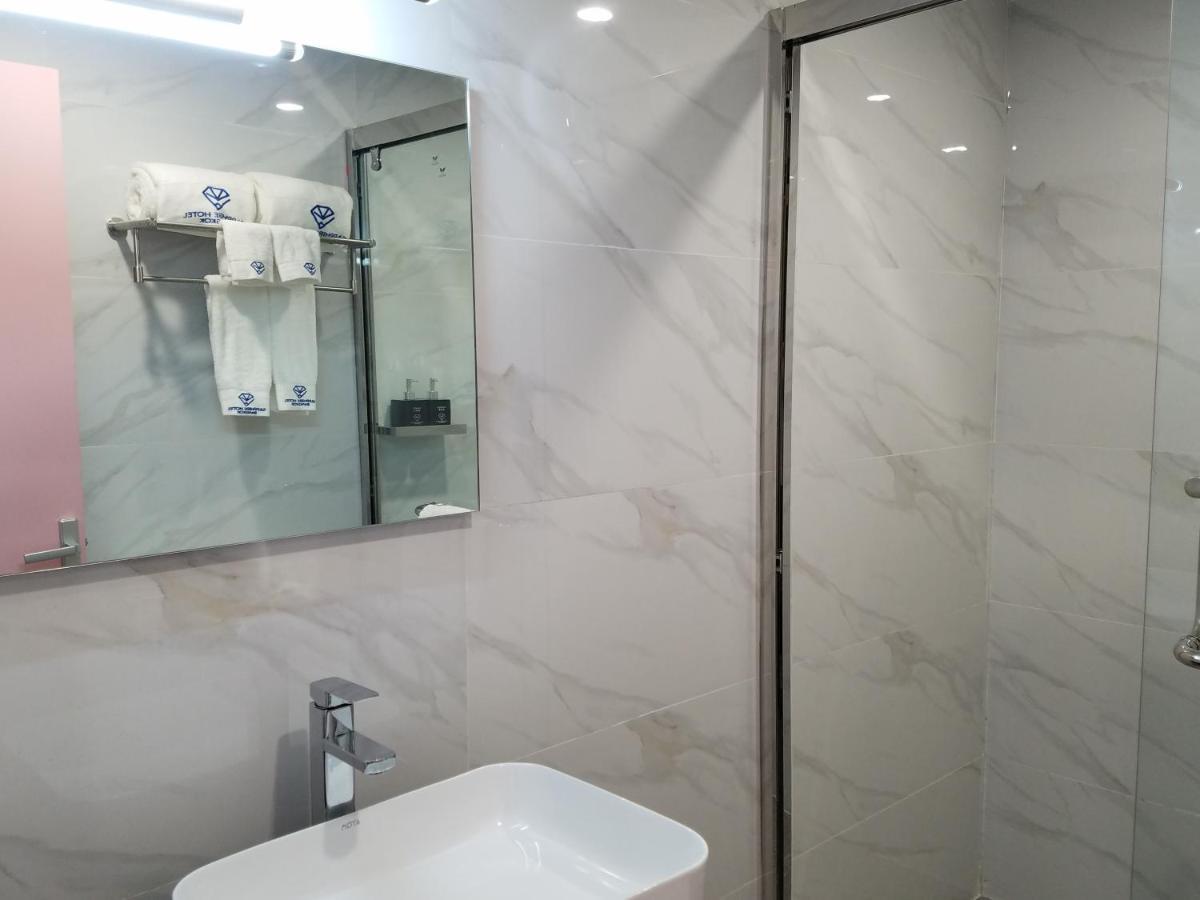Sapphire Hotel Silom Bangkok Ngoại thất bức ảnh Bathroom